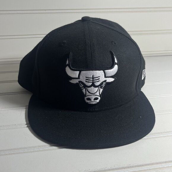 Chicago Bulls New Era 59 Fifty Black Fitted Hat Cap Size 7 5/8 Embroidered Logo - Picture 1 of 8